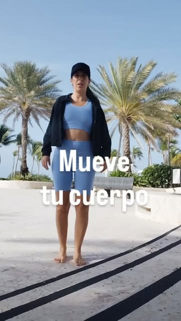 Jessica caminando entre palmeras en Punta Cana