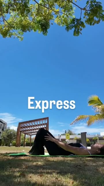 Práctica de yoga sobre el césped
